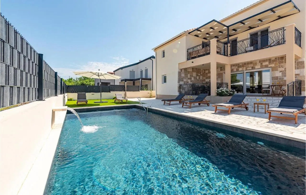 Cozy Home In Vrsi With Outdoor Swimming Pool